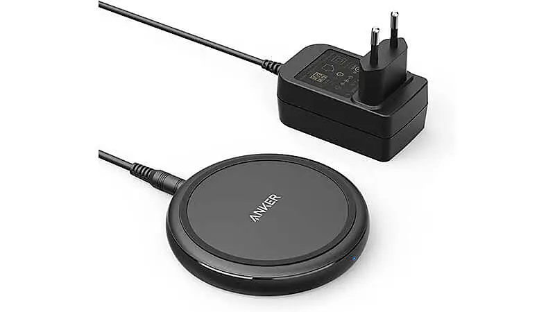 imagem de um carregador sem fio da Anker na cor preta ao lado de uma fonte de alimentação