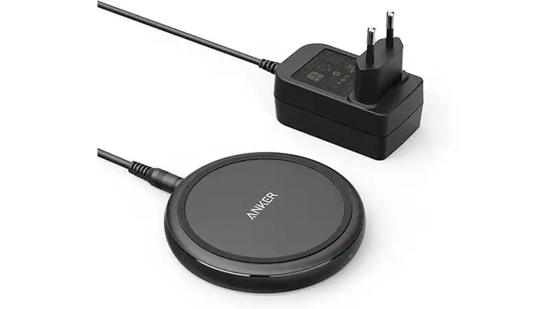 imagem de um carregador sem fio da Anker na cor preta ao lado de uma fonte de alimentação