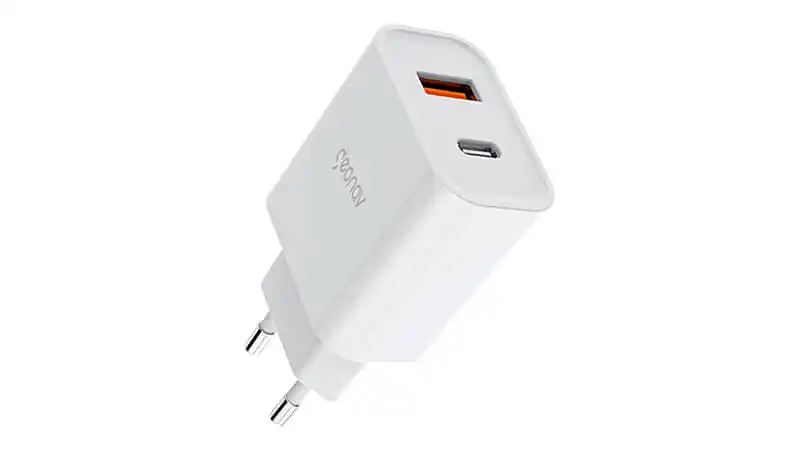 Carregador Turbo Geonav imagem de um carregador turbo universal Geonav de dois pinos com uma entrada USB A e uma entrada USB C