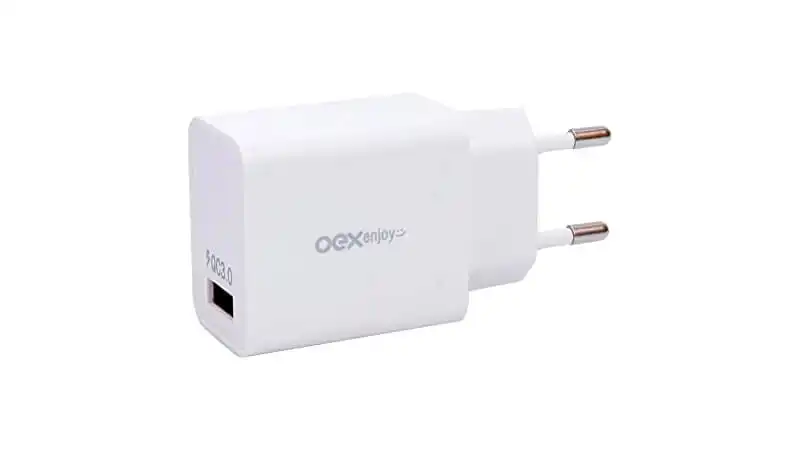 Carregador Turbo OEX imagem de um carregador turbo OEX de dois pinos com uma entrada USB A