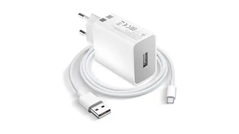 Carregador Turbo Xiaomi imagem de um carregador turbo Xiaomi de dois pinos com uma entrada USB A e um cabo USB C