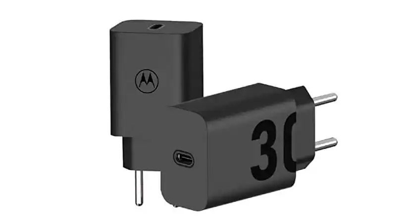 Carregador Turbo Motorola imagem de um carregador turbo Motorola de dois pinos em pé e deitado com uma entrada USB C