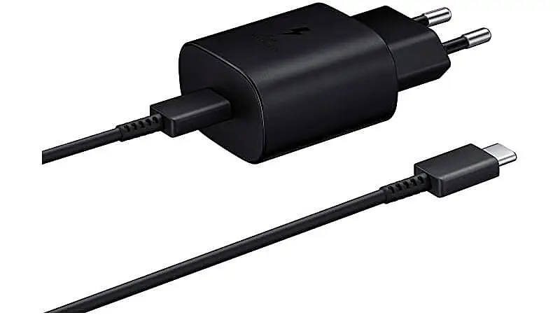 imagem de um carregador turbo Samsung de dois pinos com uma entrada USB C conectado a um cabo USB C