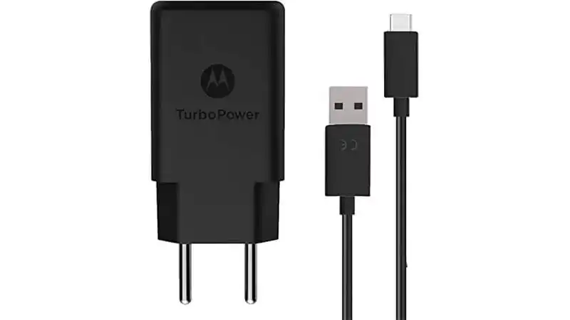 Carregador Turbo Motorola imagem de um carregador turbo Motorola de dois pinos com uma entrada USB A e ao lado de um cabo USB C