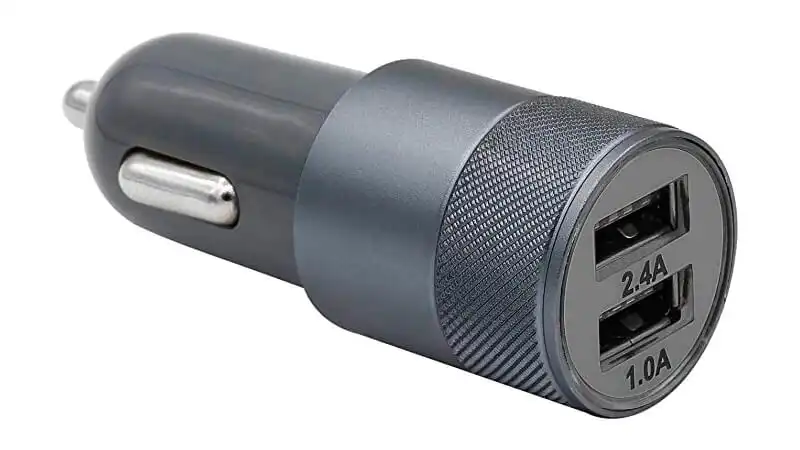 Carregador Veicular Geonav foto de um carregador veicular Geonav na cor cinza com duas saídas USB-A