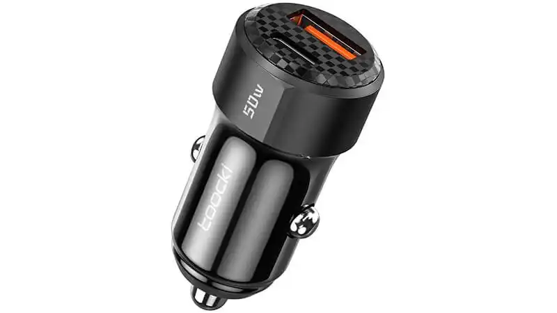 Carregador Veicular Toocki foto de um carregador veicular Toocki na cor preta com uma saída USB-A e uma saída USB-C