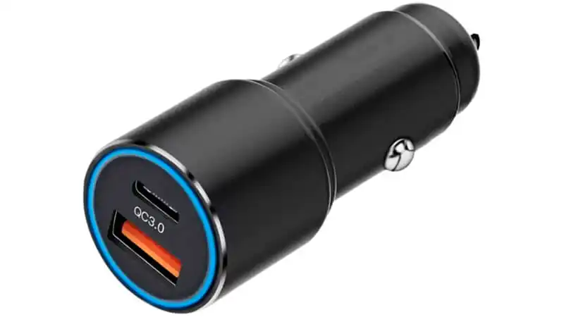 Carregador Veicular Danet foto de um carregador veicular Danet na cor preta com uma saída USB-A e uma saída USB-C