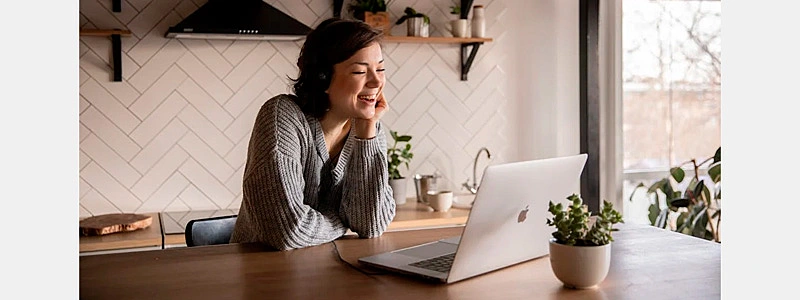 cliente feliz ao receber uma carta de gratidão ao cliente em seu notebook