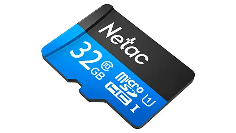 imagem que mostra um cartão de memória de 32GB MicroSD da Netac