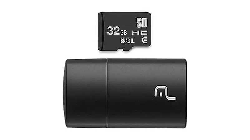 imagem que mostra um cartão de memória de 32GB Micro SD e um leitor USB da Multilaser