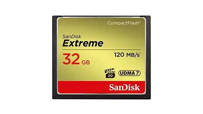 imagem que mostra um cartão de memória de 32GB Extreme CF da SanDisk