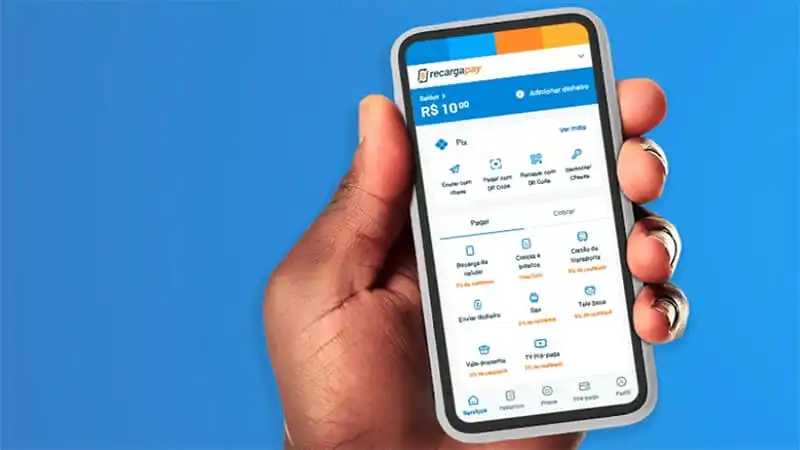 Cartão Pré pago Foto de uma mão segurando um celular com o App do RecargaPay aberto