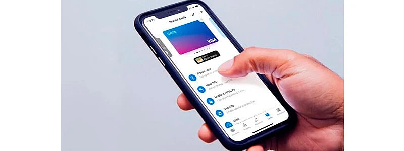 mão segurando celular mostrando o cartão virtual da revolut