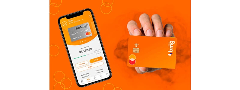 mão segurando cartão físico ao lado de celular mostrando cartão virtual