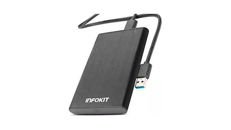 imagem de um case para HD externo Infokit ao lado de um cabo USB