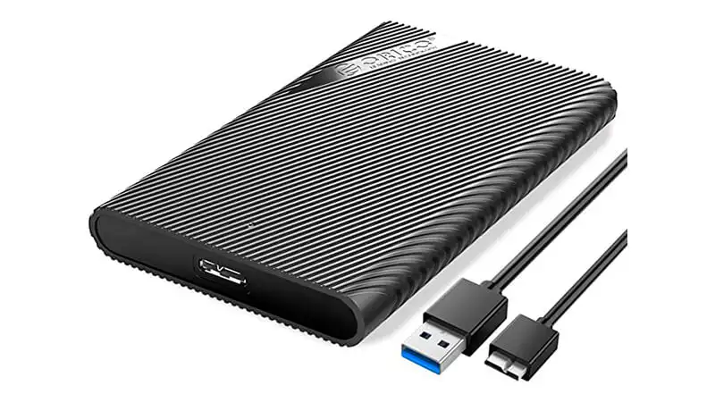 Case para HD imagem de um case para HD Orico na cor preta ao lado de um cabo USB e um cabo de alimentação