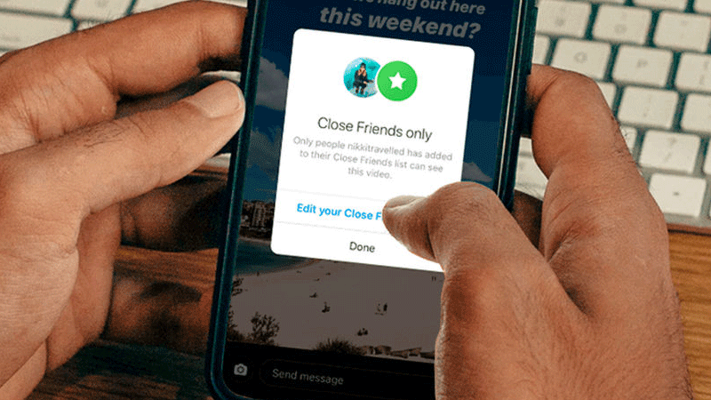 Foto de duas mãos segurando um celular vendo opção de editar os Close Friends do Instagram