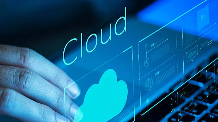 foto de alguien trabajando en la computadora, con un holograma escrito "nube"