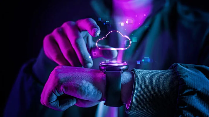 Foto de tecnología en la nube con holograma futurista en smartwatch