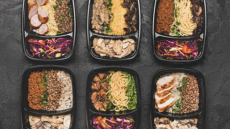 marmita de arroz integral, vegetais e frango