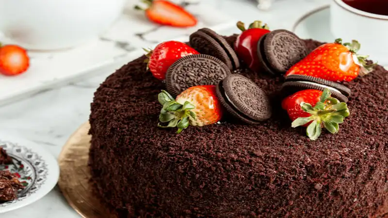 bolo de cenoura com cobertura e cenourinhas de massa americana em cima