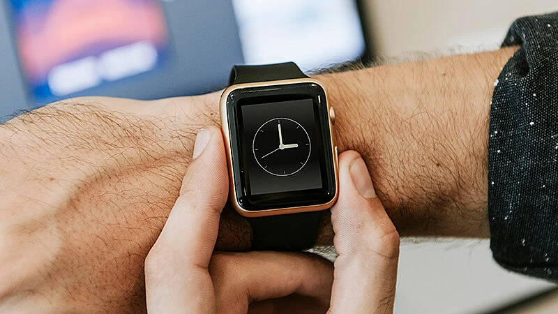 smartwatch no pulso de uma mulher