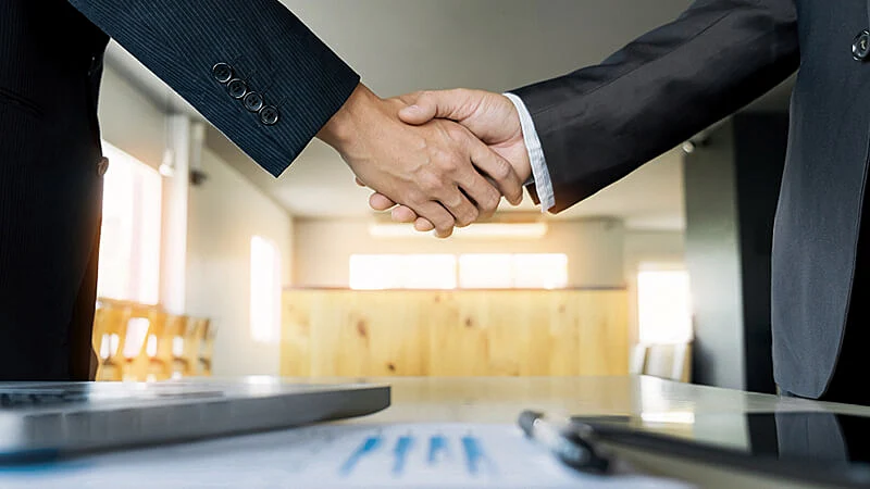 Foto de duas pessoas dando as mãos