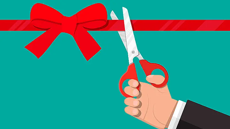 Ilustração de uma mão segurando uma tesoura cortando uma fita