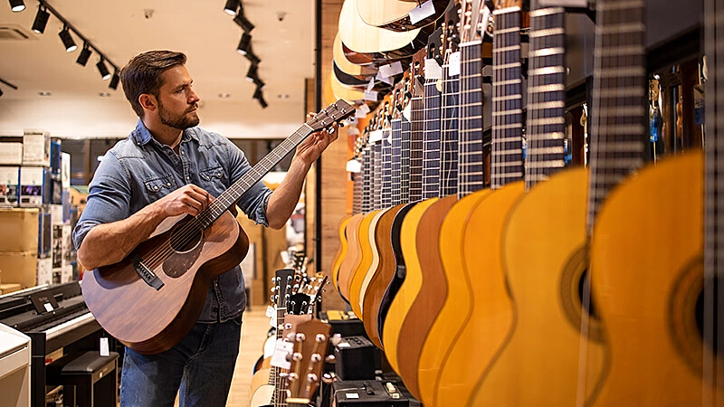kit de violão para iniciante com violão, capa, faixa, pilhas, palheta, cordas e cabo p10