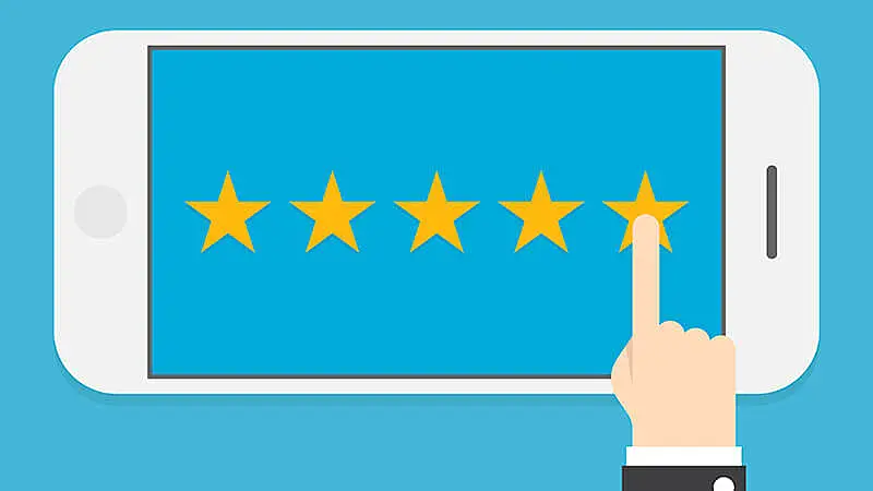 Consumidor deixando uma avaliação em seu smartphone