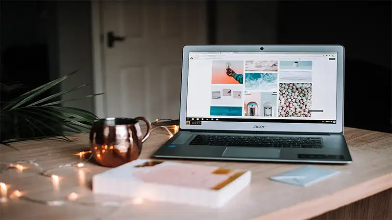 Foto de um notebook com várias imagens