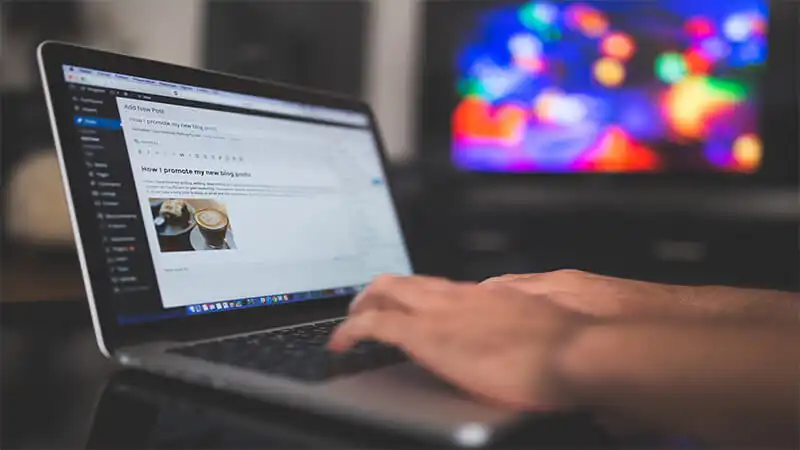 Uma pessoa utilizando um notebook