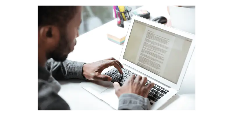 Uma pessoa escrevendo em um notebook