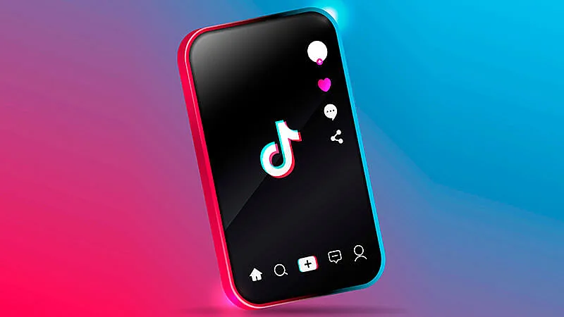 Foto de um celular na timeline do TikTok