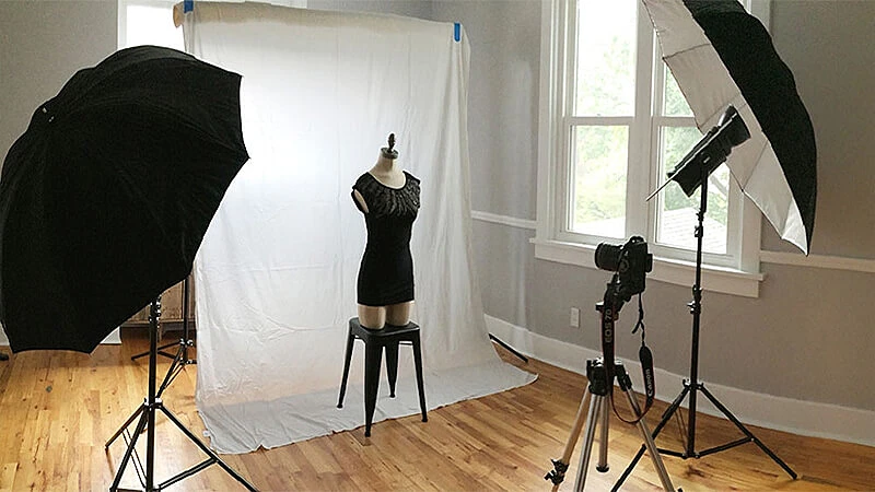Foto de un estudio de fotografía y un maniquí