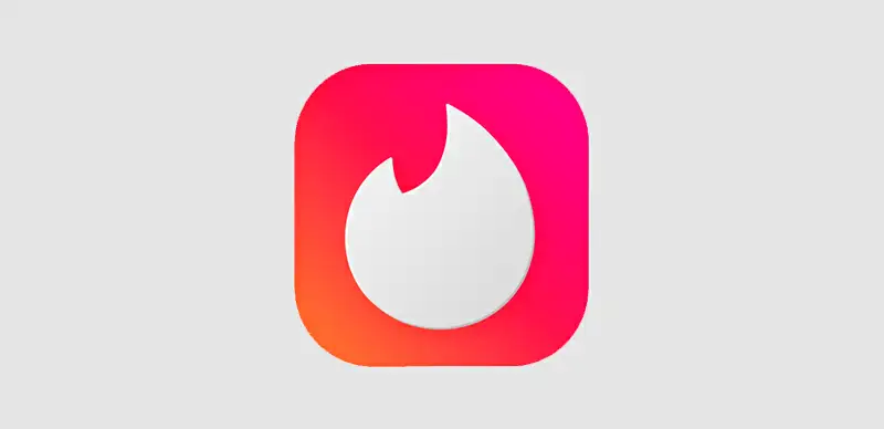 Mão feminina segurando um celular com o aplicativo Tinder aberto