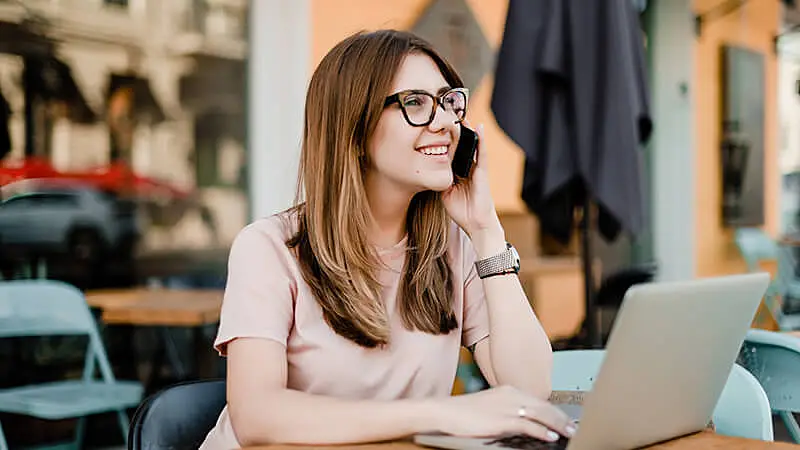 mujer especialista en redes sociales