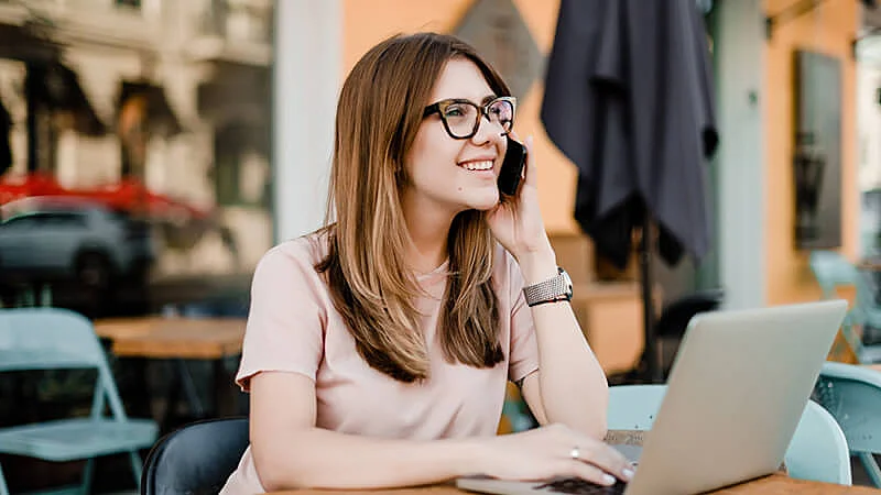 mujer especialista en redes sociales