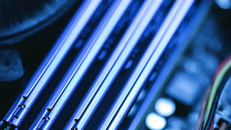 imagem de quatro pentes de memória RAM