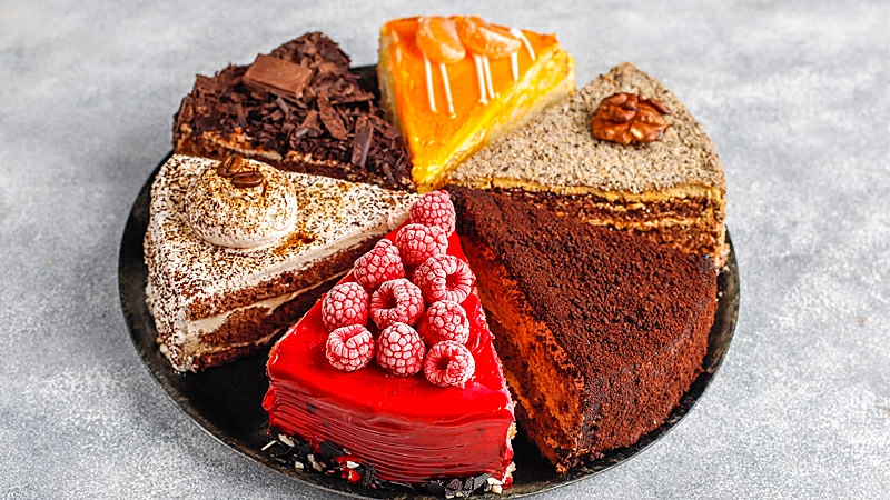 Foto de um bolo de chocolate cortado