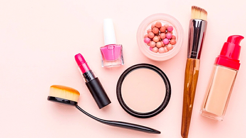 Foto de diversos itens de maquiagem