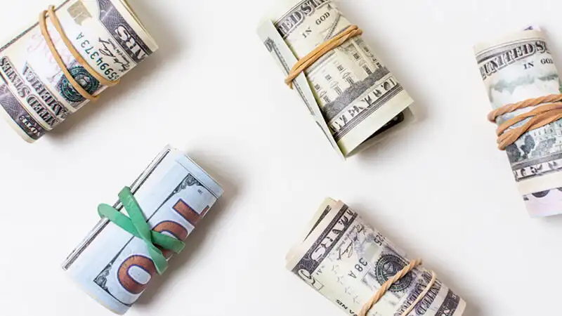 Foto de notas de dólar enroladas