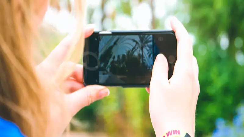 Pessoas praticando fotografia