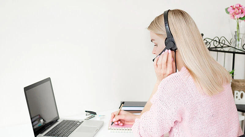 Operador de telemarketing trabalhando em casa