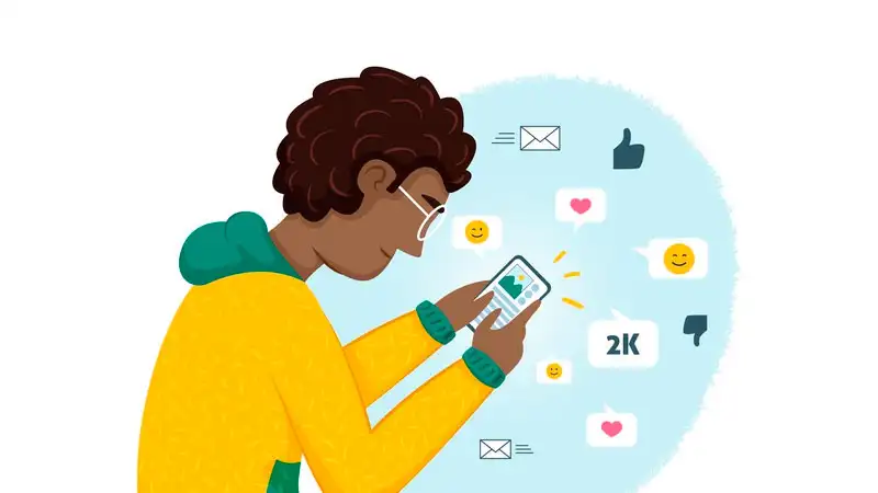 gestor de redes sociais trabalhando em casa com seu smartphone