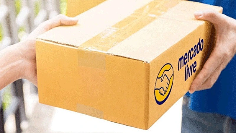 Entrega de paquetes con el logo de Mercado Libre