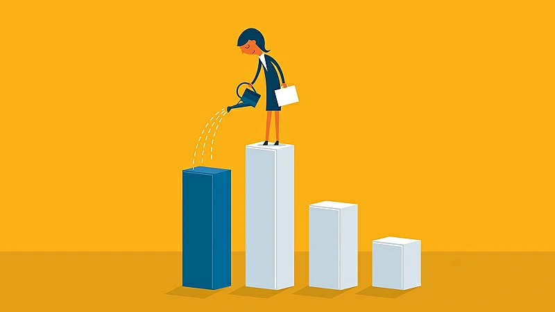 Una persona regando un chart de ventas como si fuera una planta