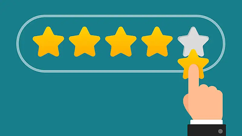 Mão avaliando um negócio com 5 estrelas