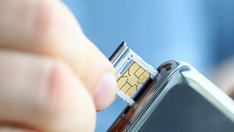 Foto de um chip no celular