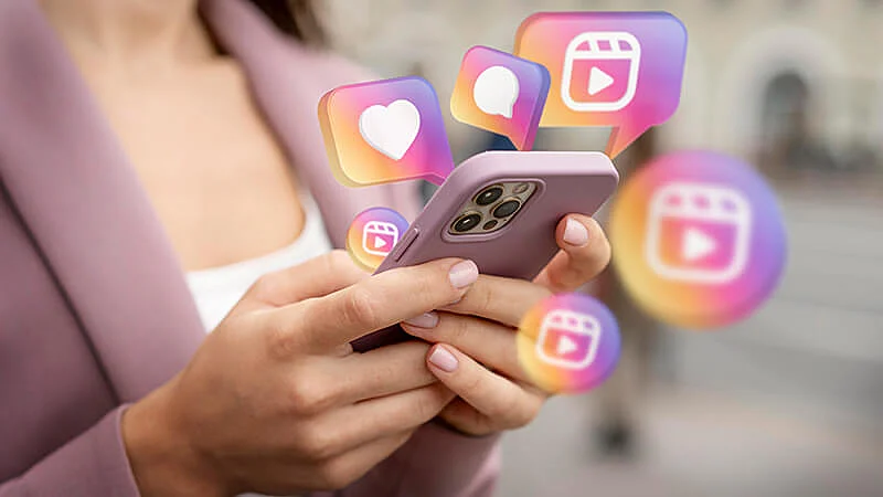 Ilustração de um celular com a logo do Instagram